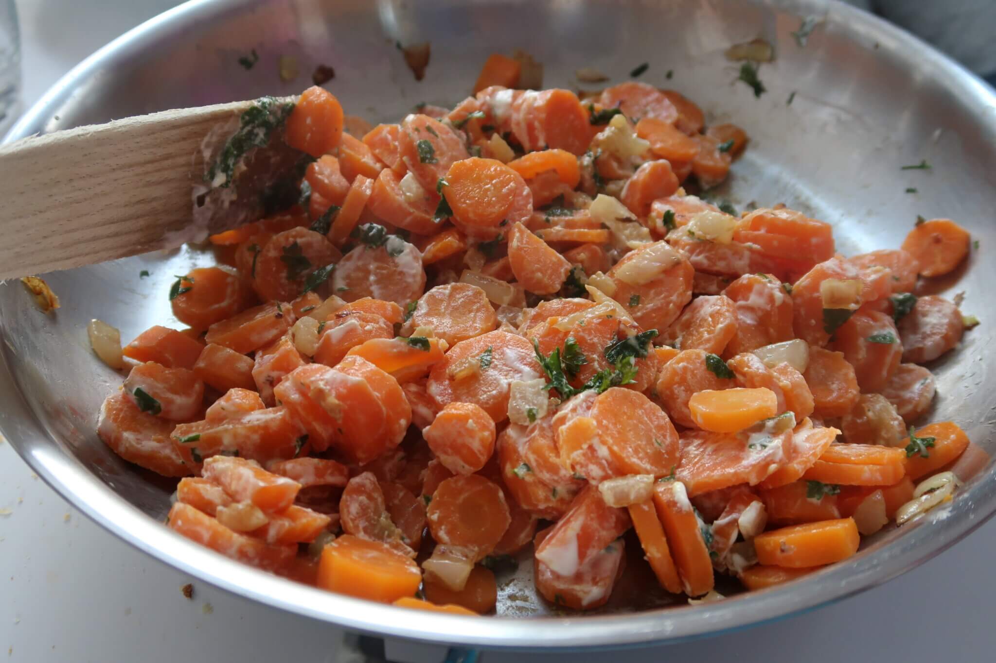 poêle carottes persil oignon légumes