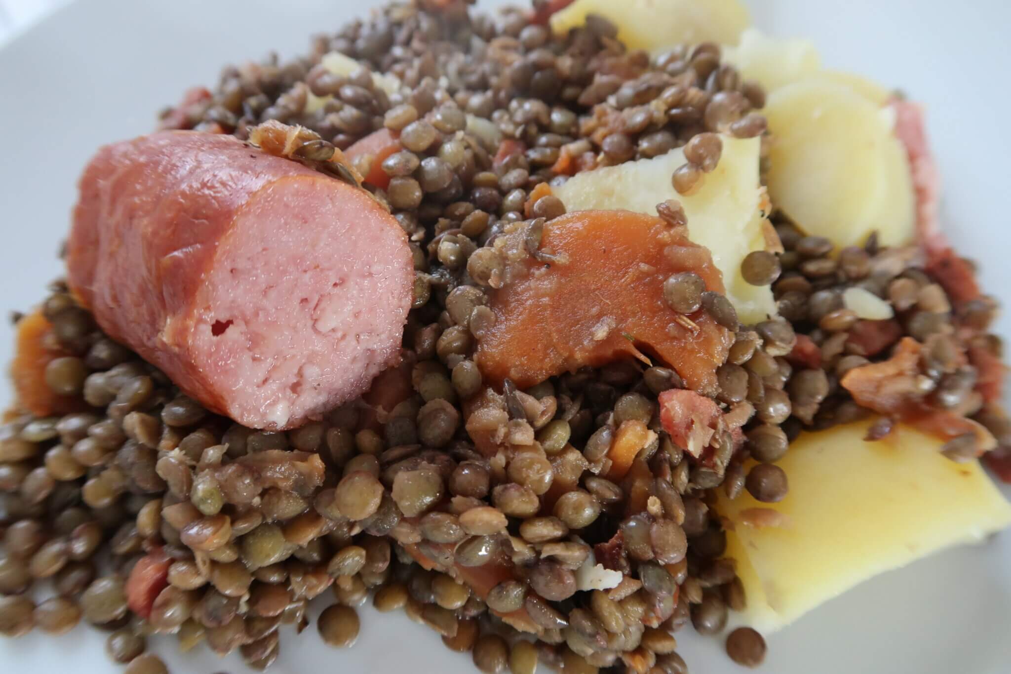 recette lentilles saucisse à cuire pomme de terre carotte oignon