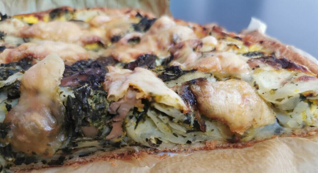 part de tarte quiche pomme de terre épinard et champignon de paris