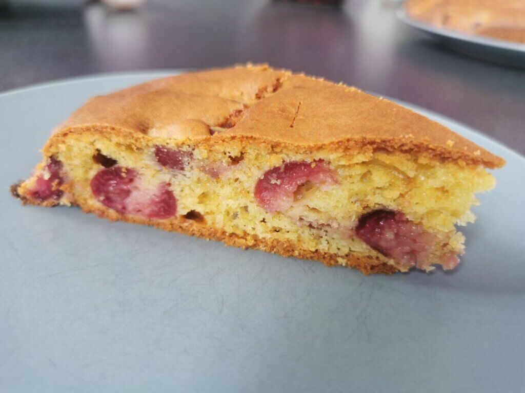 part de gâteau à la cerise